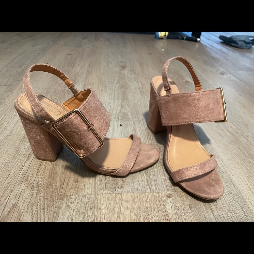Small chunky heel.